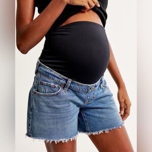 Abercrombie & Fitch, the dad short, size 6 maternity with full panel